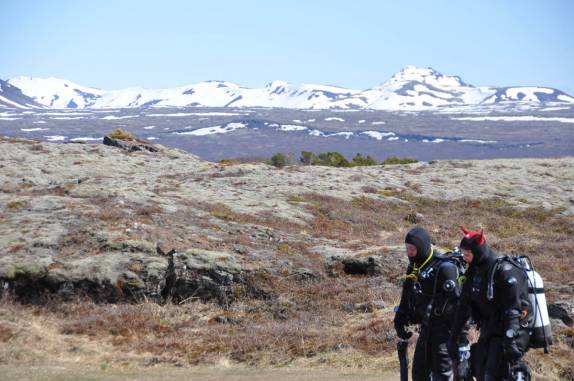 A parte mais difícil do mergulho noParque Nacional Thingvellir, na Islândia: voltar 300 metros caminhando com a roupa seca e apertada e carregando o equipamento!